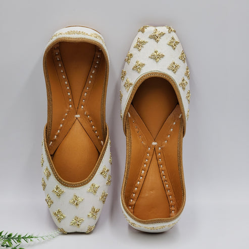 Goldy Women’s Punjabi Jutti