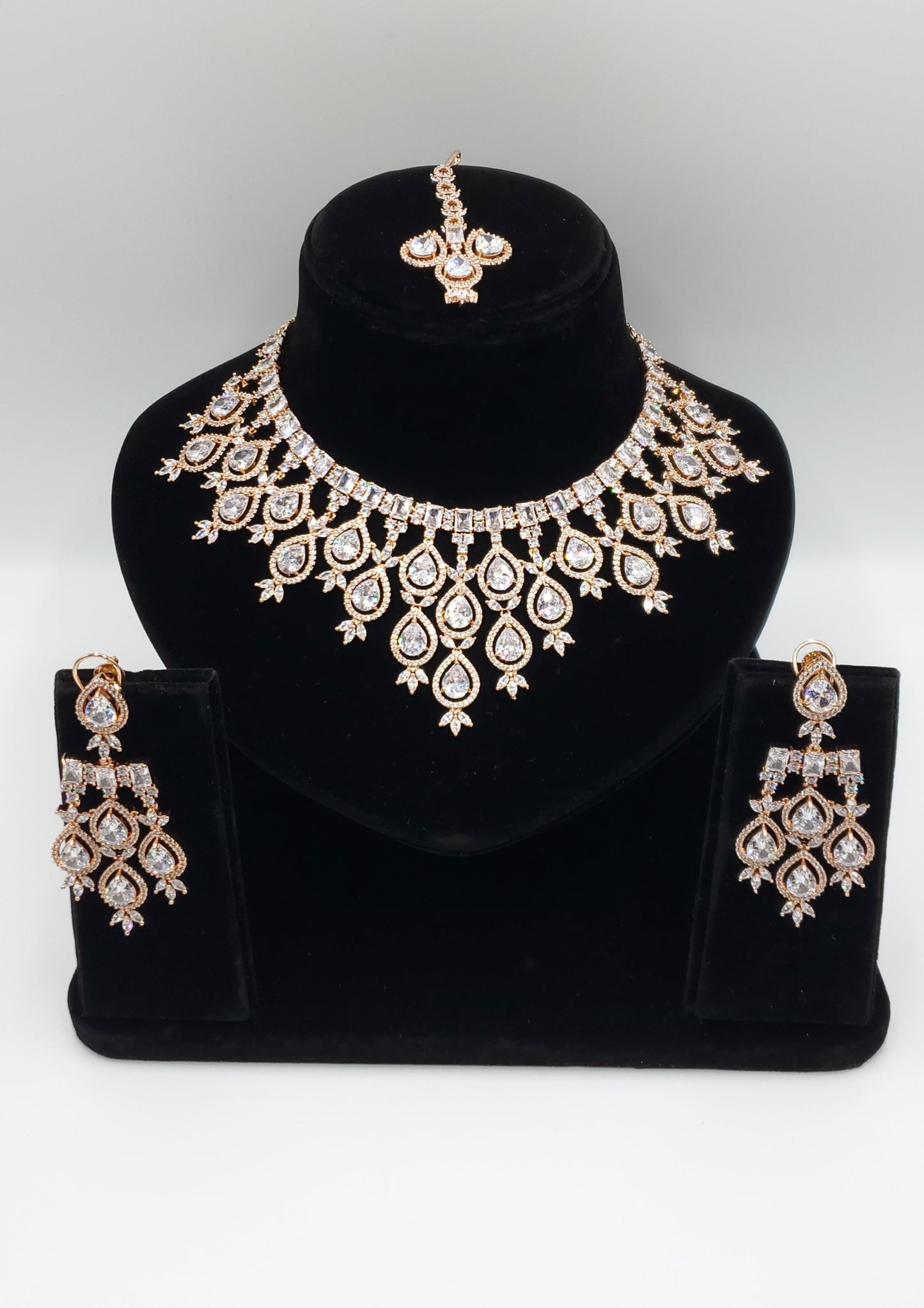 Suzain Necklace Set